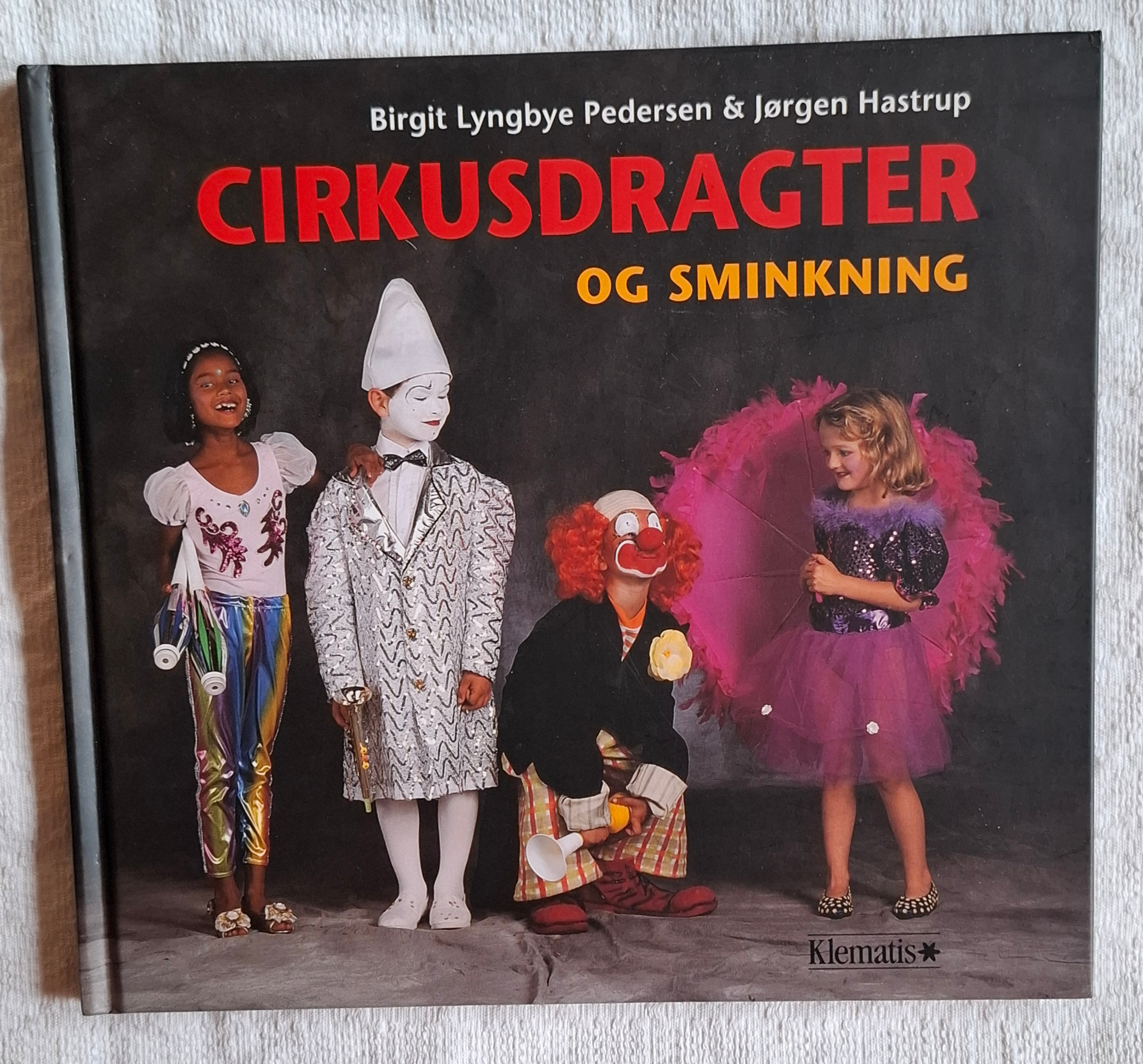 Kläder och ansiktsmålning för en hel cirkus