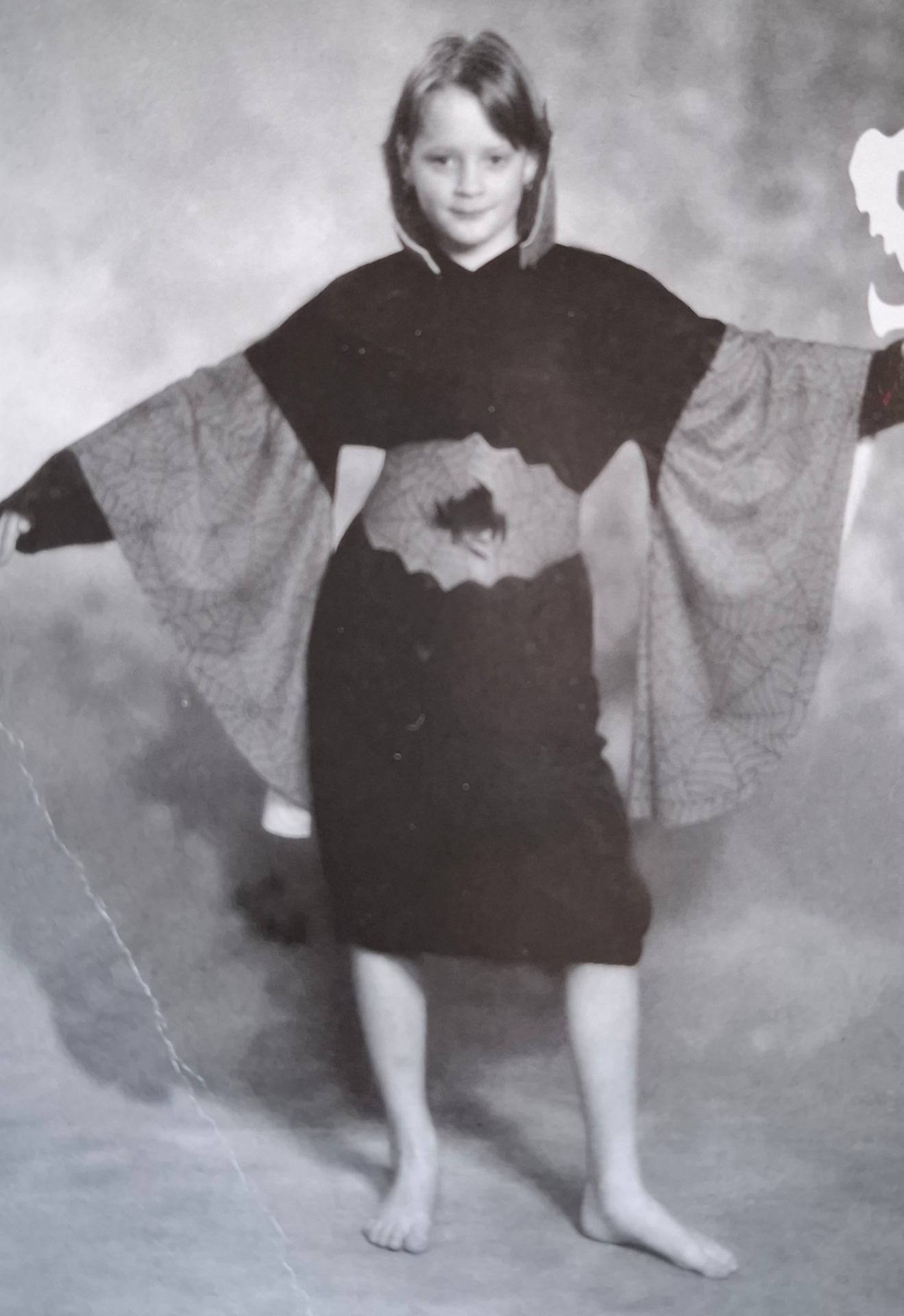 Svart klänning med spindelmönster